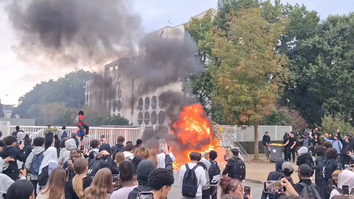 Un impressionnant feu de poubelles est en cours devant l'une des entrées du lycée Bréquigny à Rennes. Les pompiers tentent d'intervenir pour éteindre les flammes.