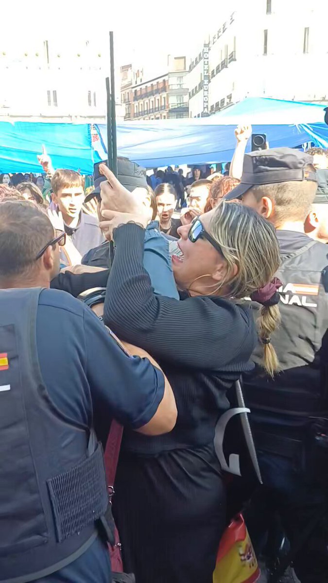 Han venido unos fascistas a provocar y no les ha salido bien.