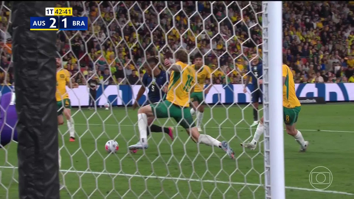 PÊNALTI PARA O BRASIL! Após análise do VAR, a arbitragem confirma a penalidade em Danilo. 🇧🇷🇧🇷🇧🇷 #brasil #seleção #australia #futebol #ge