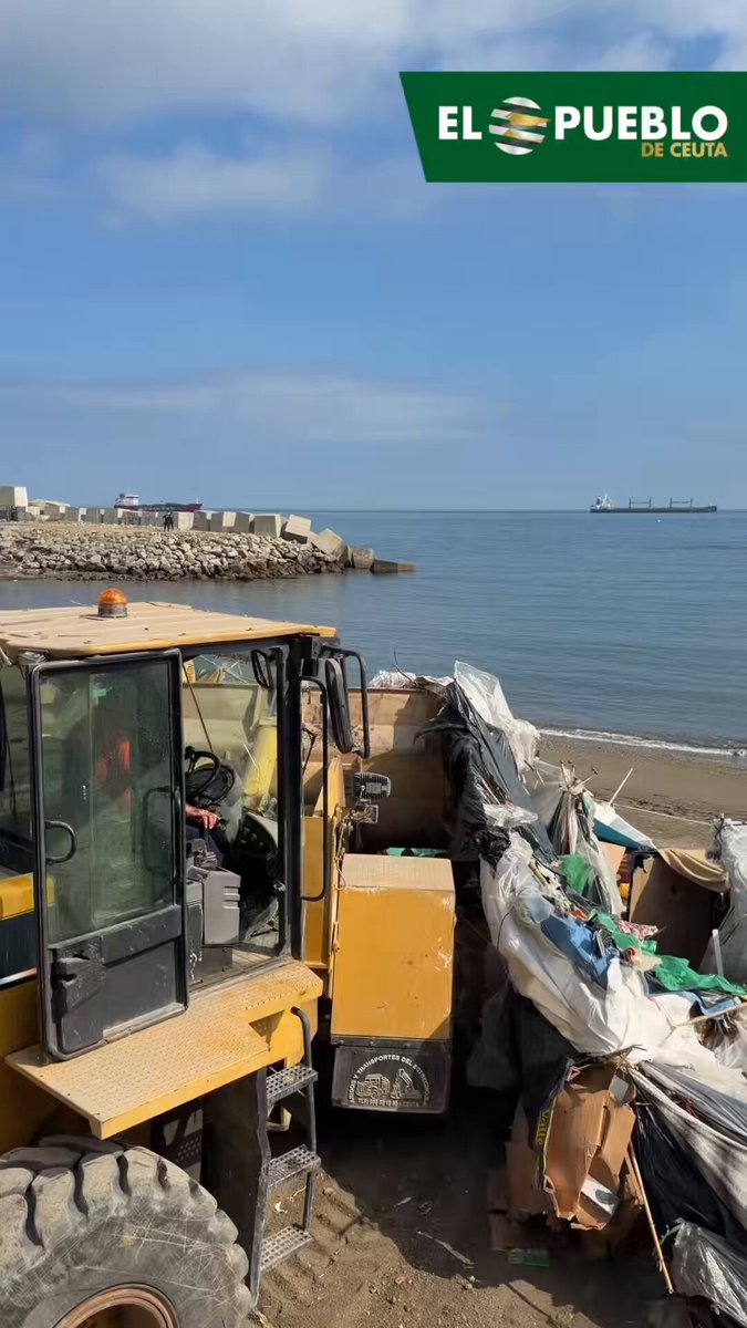🚩Limpiando Benítez del todo y bien rápido para que no puedan volver a la playa. Poco se habla del trabajazo que están haciendo los empleados de la limpieza en #Ceuta en estos dos meses.