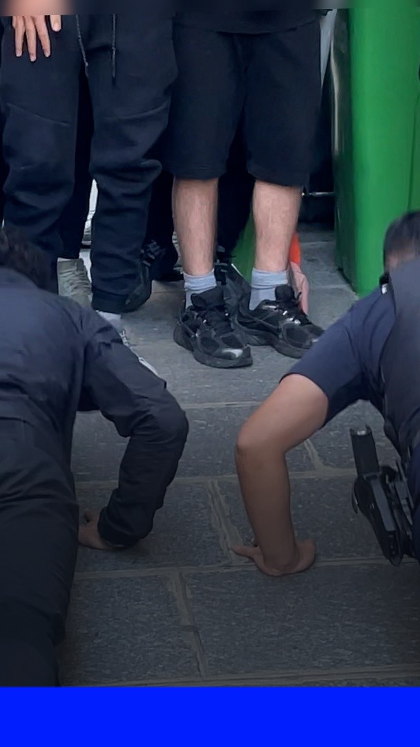 Blocage des lycées: un concours de pompes entre un lycéen et un policier