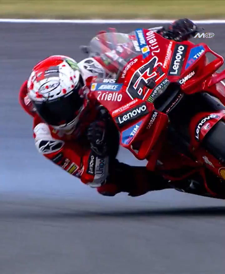 🇯🇵 Motegi, here we go! 🏁 New asphalt. New tire challenge. Before diving into the 2026 action, let’s rewind to the best moments from the 2025 edition. 🔥 #JapaneseGP #MichelinMotoGP