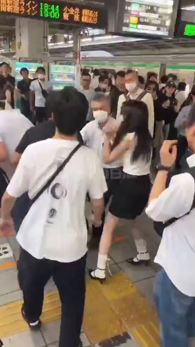 【逃走し線路を走る奴】 こんなに必死に逃げても人が多いしどうせ捕まるやろ。 幾らなんでも危な過ぎる。