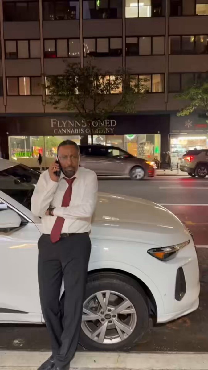 غير إن الحق عنده قوته، في اختلاف واضح في السرعات والمكنات بين د. Amgad Fareid Eltayeb والزول ده أمس السودانيين واجهوا القحاطة، والقحاطة كانوا ساكتين وبهربوا من المواجهة أو بواجهو دقشمان. أمجد قال ليه "ما شايل صورة حميدتي ليه؟" انتهى من "الشقيق" 😂