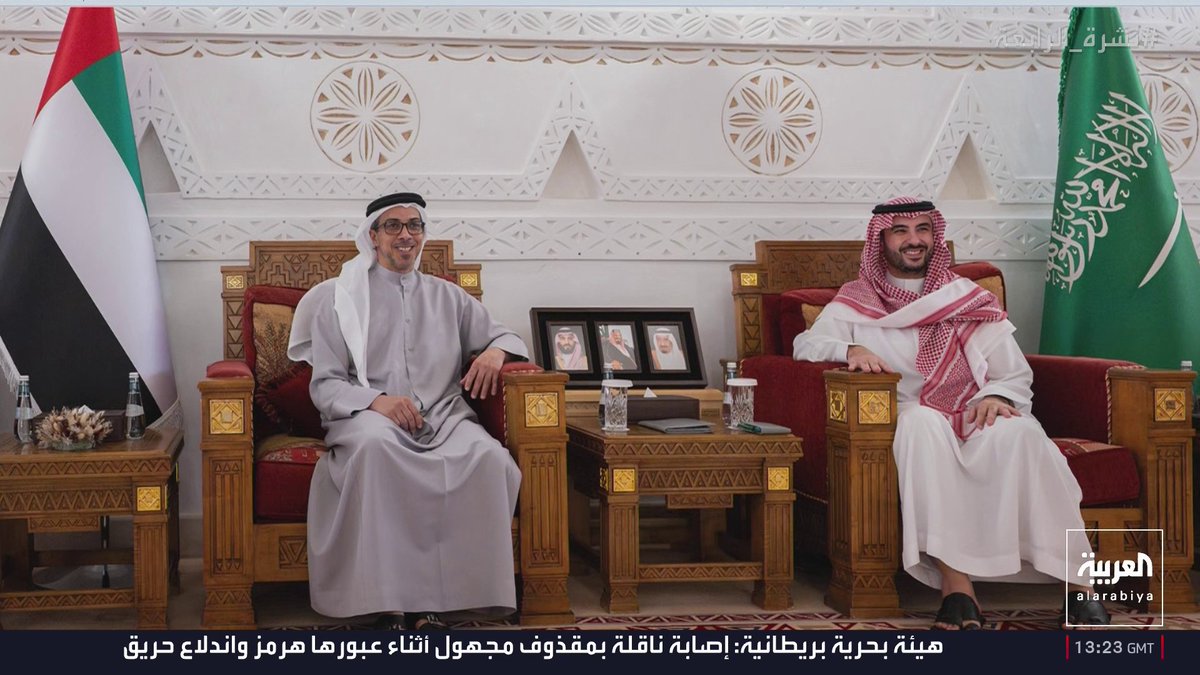 🔴أتوقف كثيراً عند خبر زيارة منصور بن زايد إلى السعودية بحد ذاته، بقدر ما أتوقف عند توقيتها وصيغتها: نائب رئيس دولة الإمارات يتوجه إلى المملكة في «زيارة أخوية» تلبية لدعوة سعودية. في السياسة، هذه التفاصيل لها معنى. قد تختلف الدولتان في قراءة بعض الملفات، وقد تتباين المصالح أو الأولويات أحياناً، لكن الأبواب لا تُغلق، وقنوات التواصل تبقى مفتوحة. وهذه ربما الرسالة الأهم: العلاقات الكبيرة لا تُقاس بغياب الاختلاف، بل بقدرة الدول على إدارة الاختلاف دون أن يتحول إلى قطيعة. الإمارات والسعودية بينهما من المصالح والجغرافيا والأمن والاقتصاد والتاريخ ما يجعل الحوار المباشر أكثر أهمية عندما تتباين وجهات النظر، لا أقل أهمية. والآن الأهم هو متابعة من سيلتقي الشيخ منصور بن زايد، وما الملفات التي سيعلن عن بحثها؛ فهذه التفاصيل ستوضح أكثر الوزن السياسي الحقيقي للزيارة. 🇦🇪🇸🇦