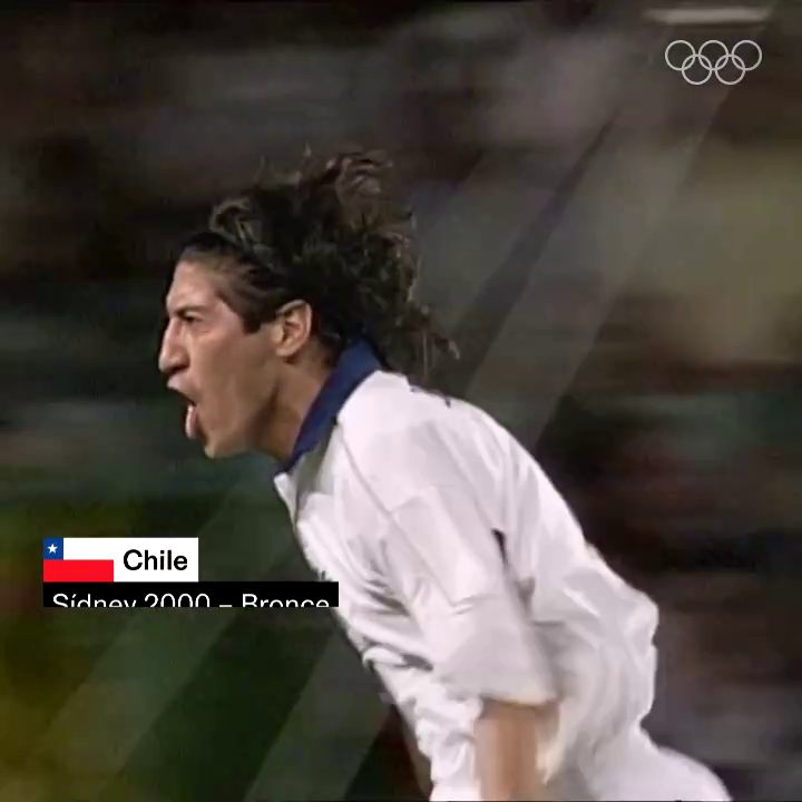 Tal día como hoy hace 26 años... Iván Zamorano anotó dos goles y Selección Chilena derrotó a los Estados Unidos (2-0) para ganar la medalla de bronce en #Sydney2000. ⚽🇨🇱🥉 #JuegosOlimpicos #Football l Iván Zamorano