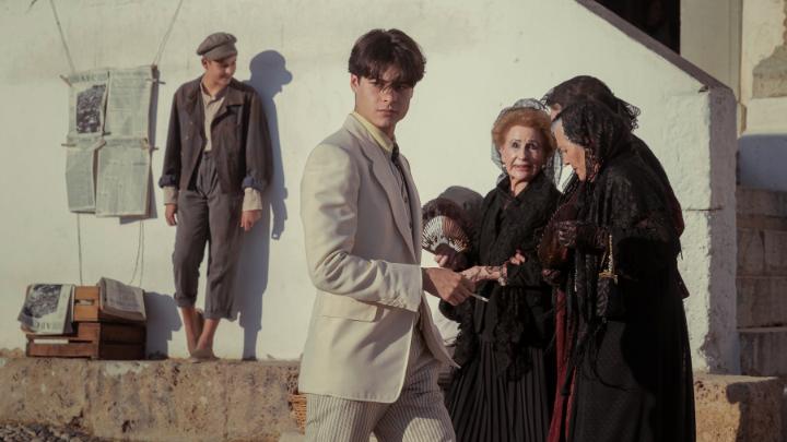 Don't miss the ensemble cast in LA BOLA NEGRA. In theaters October 16. Get tickets now: