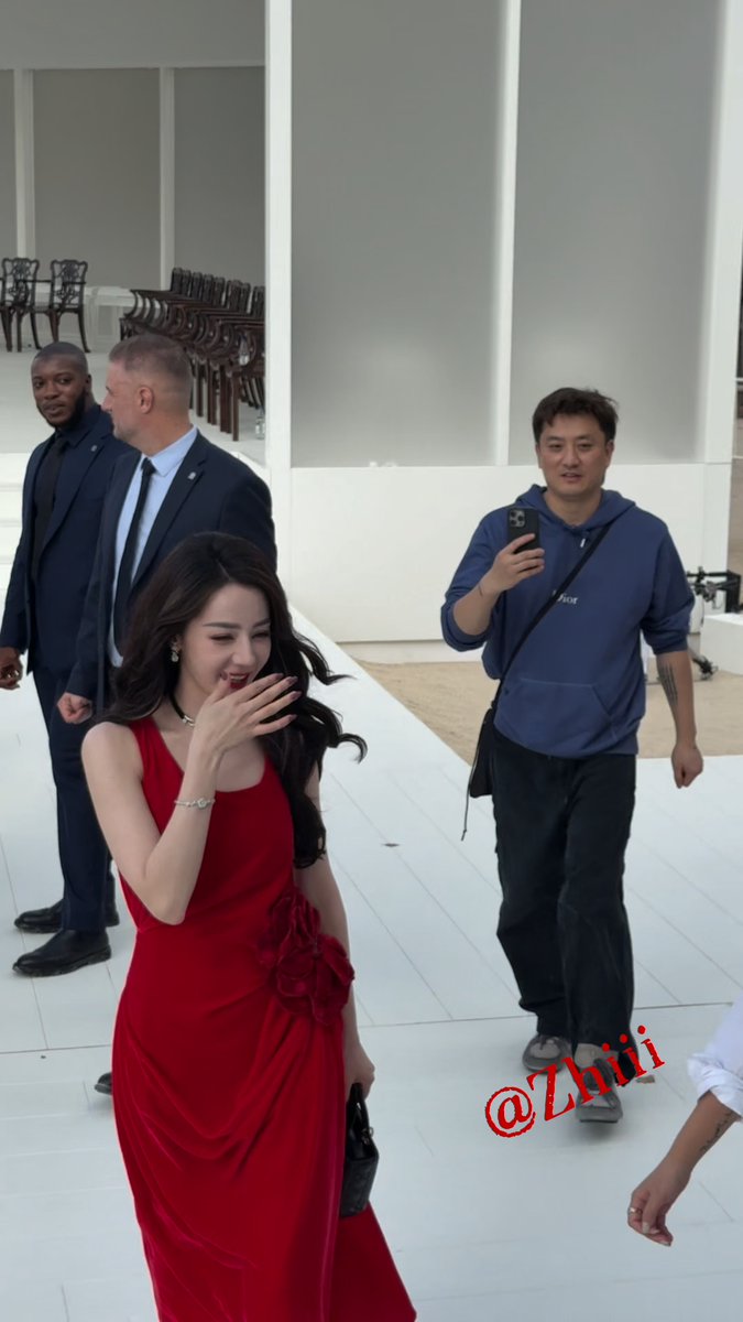 She walks like a supermodel… just on the wrong side. 😆 #Dilraba #Dilireba #DilrabaxDiorSummer27 #DiorSummer27 #PFW