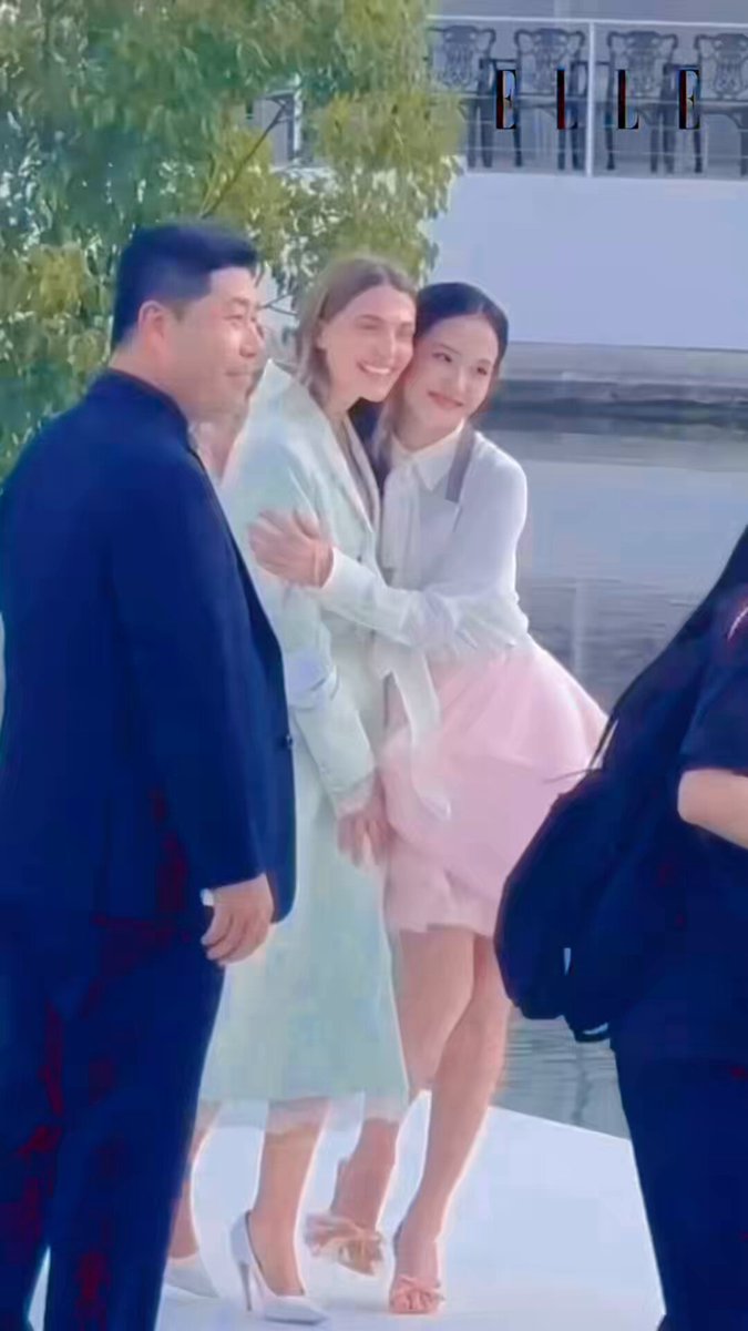Stop, the way you can tell Jisoo is really close to her because you usually don’t see her being this physically affectionate in public