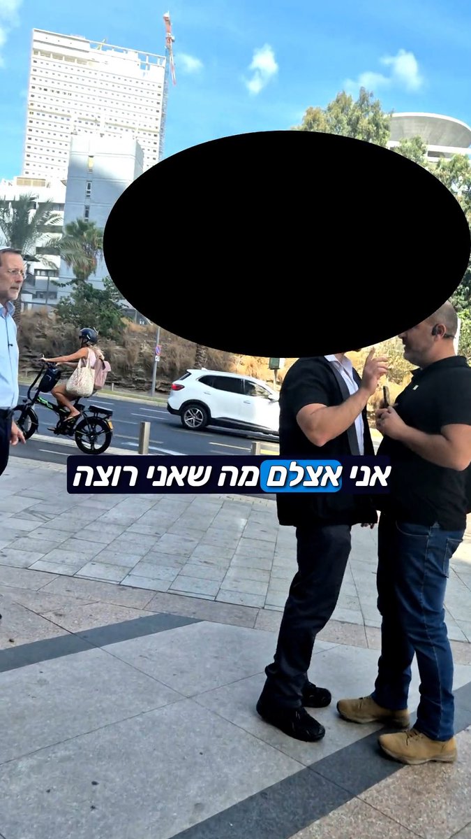 נקדים ונאמר, טישטשנו את פניהם של המאבטחים בסרטון הזה, כי לא הם הבעיה, הם, יחד עם כל צעירי ישראל שאין להם סיכוי לגמור את החודש ולהגיע לדירה - הם הקורבן! ההוצאה הגדולה ביותר של המשפחה המממוצת בישראל היא ההוצאה על הדיור וההוצאה על המזון. הסיבה לכך היא מה שב 'זהות' מכנים, "ברית המועצות הישראלית". מנגנון קומוניסטי שמפריד בין השפע למעלה לבין האזרח שלמטה. במסגרת יום הצילומים של "ברית המועצות הישראלית", צילמנו את מועצת החלב, מועצת הלול, מועצת הדבש, מועצת הפרחים- ובקיצור, צילמנו את כל המנגנון שמייקר את המזון בישראל בעשרות אחוזים ממחירי המזון באירופה ובארה"ב. את המועצה שכמעט מכפילה לנו את מחירי הדיור - המועצה שמכונה ראשות מקרקעי ישראל (רמי"י) השארנו לסוף. מדובר במנגנון שאחראי לכל שכ 20% מהכנסות המדינה מגיעות ממחוסרי הדיור, כלומר הזוגות הצעירים שרוכשים את דירתם הראשונה. אז באנו לצלם סרטון שמסביר איך המנגנון המפלצתי הזה עובד ולמה חייבים לפרק את המונופול של רשות מקרקעי ישראל. ואז רמ"י סיפקה לנו את הסרטון בעצמה. הגענו לבניין השוכן אולי בצומת הכי גלויה וסואנת במדינה. שום דבר לא סודי בבניין הזה. עברנו בידוק ביטחוני. המאבטחים היו אדיבים, עשו את עבודתם נאמנה והכניסו אותנו. במשך כ-20 דקות הסתובבנו בבניין וחיפשנו מקום מתאים לצילום. הכול היה בסדר. עד שמישהו כנראה הבין מה באנו לצלם - והחליט לשסות בנו את המאבטחים המסכנים. ומה שהכי מדהים, זה שגם כשיצאנו מן הבנין ועמדנו מחוצה לו, על אחת המדרכות העמוסות והמצולמות ביותר במדינה, גם שם הם המשיכו לנסות ולמנוע מאיתנו לצלם את עצמנו על רקע אחד ממבני הציבור המרכזיים ביותר בתל אביב. מישהו בקרטל הקרקעות, המכונה מנהל מקרקעי ישראל, מישהו במנגנון הזה שמשעבד לנצח את מחוסרי הדיור, מאוד לא רצה שנעשה את הסרטון הזה. רמ"י היא הרבה יותר מעוד בירוקרטיה ממשלתית. היא ביטוי לתפיסה הפוכה מזו שלנו: לשיטתם, המדינה היא המחליטה מי רשאי לגדל ירקות ומי רשאי לבנות בית. כי המדינה היא בעלת הארץ והאזרח הוא שמקבל ממנה רשות להשתמש בה. אבל אנחנו ב'זהות' מאמינים בדיוק להפך. הארץ אינה אחוזה פרטית של המנגנון. תפקיד המדינה אינו לאגור קרקע, לנהל את ההיצע ולגבות מהציבור את מחיר המחסור שהיא עצמה יוצרת. אנחנו חושבים שארץ ישראל היא של עם ישראל כפשוטו. אנחנו רוצים את הקרקע בידיים של האזרחים, לא של הפקידים. בעלות במקום תלות. חירות במקום מונופול. אנחנו מאמינים שהמדינה היא שלנו, ולא אנחנו של המדינה. ומהרעיון הזה, מישהו מאוד נבהל. פתאום נשלחו המאבטחים להוציא אותנו. פתאום הבניין "סגור". פתאום אסור לצלם. פתאום אנחנו צריכים לעוף משם. פתאום מאיימים במשטרה. ובשלב מסוים האירוע מול רועי קירשברג הפך למחזה כוחני ומבזה, כשגם מחוץ לבנין המשיכו להתנקל לו. מישהו שם חשב שכמו שהקרקעות של מדינת ישראל הן שלו, גם הבניין הציבורי הוא שלו, ושגם הביקורת שמותר להשמיע בתוכו נתונה לאישורו... את רשות מקרקעי ישראל חייבים לפרק. הקרקעות האלה אינן של הפקידים. הן אינן של המינהל. הן של עם ישראל! ואנחנו מתכוונים להחזיר אותן אליו - להחזיר את המדינה לעם! הגיע הזמן לפרק את המונופול המדינתי המפיוזי על הקרקע. הגיע הזמן לנצח. גם בכלכלה.