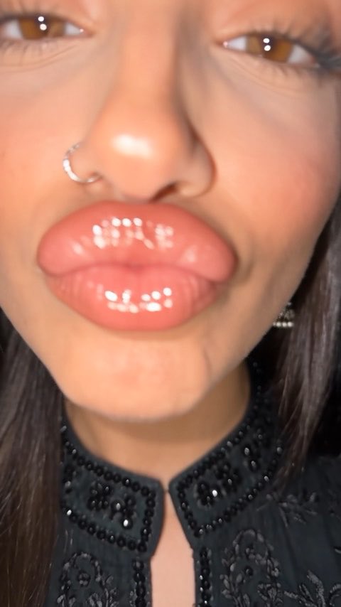 Glossy lips, black fit 🖤