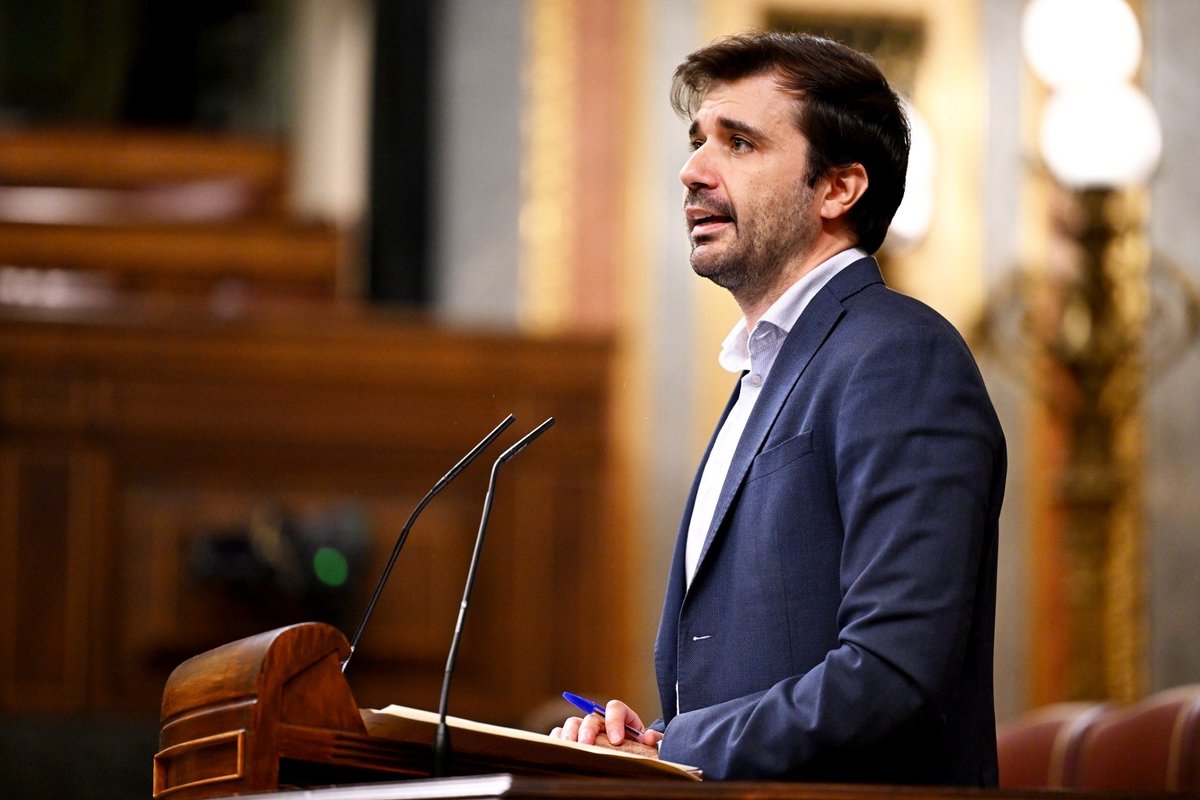 Mientras el diesel supera los 2€ y el megavatio roza los 140€, el PSOE trae una iniciativa al Congreso para que el Gobierno le pida a la UE la posibilidad de aplicar un impuesto a las eléctricas cuando ya lo hicimos en 2022. ¿Es una broma? 🎥 Javier Sánchez Serna