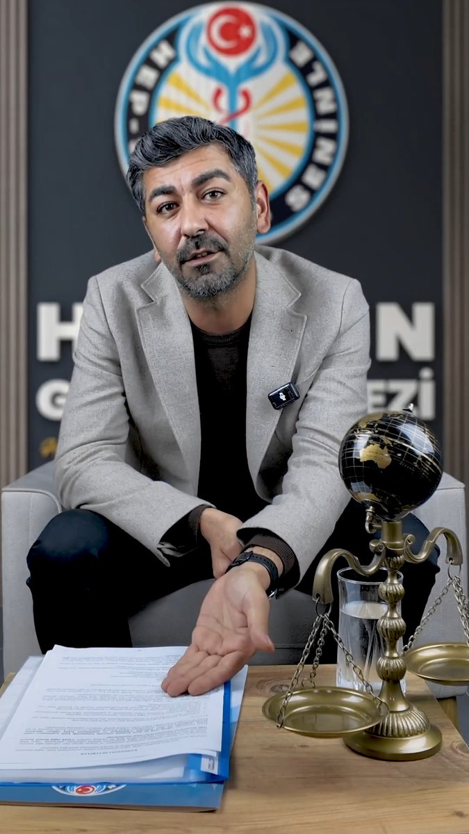 KAMUOYU DUYURUMUZDUR! Gaziantep’te faaliyet gösteren bir özel hastanede yaşanan ve kamuoyuna yansıyan üzücü olaya ilişkin Genel Başkanımız Sayın Yunus Şimşek çeşitli açıklamalarda bulundu. “Gaziantep’te faaliyet gösteren özel bir hastanenin yoğun bakımında gerçekleşen üzücü durum ile ilgili haberlere yansıyan içeriklerin gerçeği tam olarak yansıtmadığı kanaatindeyiz. Sağlık Bakanlığı’nın, yetkililerin ve mahkeme heyetinin dikkatine: 1- Mesleği hemşire olmamasına rağmen, hastane yönetimi tarafından yoğun bakım biriminde hemşirelik yaptırılan ve hekim tarafından diğer hemşirelere ‘Sizin kıdemliniz/sorumlunuz budur, ne derse yapacaksınız’ söyleminin kullanıldığı doğru mudur? 2- Dört günlük bir hemşirenin, yoğun bakım gibi kritik bir birimde oryantasyon eğitimi almadan görevlendirilmesi doğru mudur? 3- Yoğun bakım biriminde yoğun bakım hekiminin olmaması doğru mudur? Süreç ile ilgili yoğun bakım hekiminin sorumluluğu nedir? 4- Hekim istemi olmaksızın, kıdemli olarak tabir edilen fakat hemşire olmayan çalışanın direktifi ile yapılan ilaç uygulaması ve alınan kan örnekleri ile ilgili olarak uzman görüşünün dikkate alınmadığı doğru mudur? 5- Üzücü olaya ilişkin detayları bilmeden kamuoyunu yanlış bilgilendiren haber ve paylaşımların yapılması doğru mudur? Ayrıca, ilgili özel hastanenin tüm ihmallerine rağmen Sağlık Bakanlığı tarafından herhangi bir idari yaptırım uygulanmış mıdır? Öncelikle, ilgili yoğun bakımda hemşire olmamasına rağmen hemşirelik hizmetlerinin hangi koşullarda yürütüldüğünün, personel görevlendirmelerinin ve görev dağılımlarının nasıl yapıldığının tüm yönleriyle açıklığa kavuşturulması gerekmektedir. Kovuşturma süreci boyunca adil yargılama ilkesinin gözetilmesi, konunun tüm boyutlarıyla ele alınması ve olayın gerçeklerinin ortaya çıkarılması için elimizden geleni yapacağımızı beyan ediyoruz.” Prof. Dr. Kemal Memişoğlu T.C. Sağlık Bakanlığı Gaziantep İl Sağlık Müdürlüğü 🇹🇷🇹🇷 Yunus Şimşek