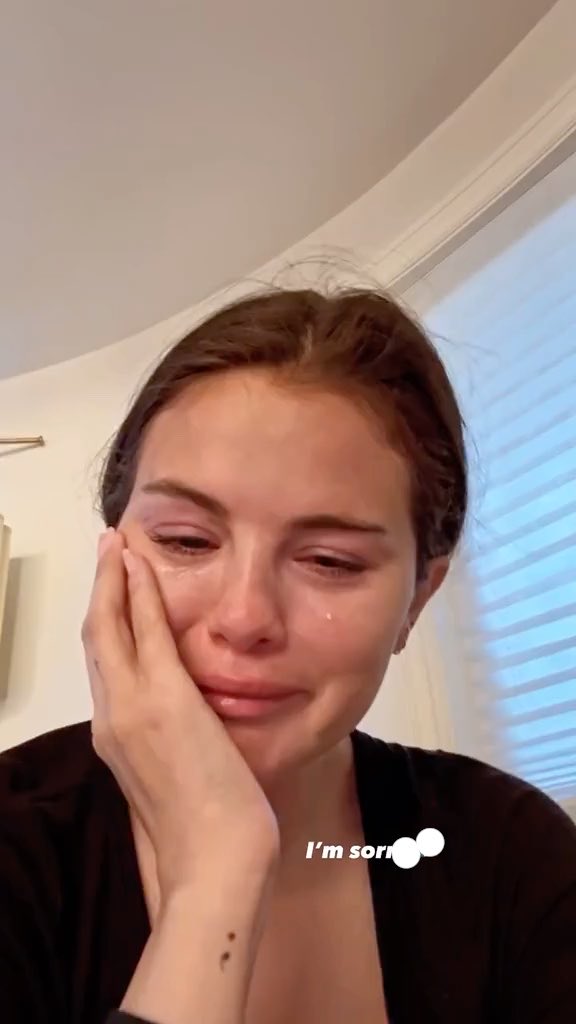 Selena Gomez was seen crying as she spoke about a devastating medical situation. She claimed that doctors had told her she had lost her ability to carry a pregnancy because of complications connected to a serious abortion she had undergone in the past. “I am completely heartbroken right now. I can’t believe the doctor confirmed that I have lost my womb,” she said, expressing fear about what the diagnosis could mean for her future. She also opened up about her relationship with Benny Blanco, saying she was afraid the situation could lead to the end of their marriage. “I encouraged my partner, Benny Blanco, to consider other options, maybe we could have a child through a surrogate, but he refused and didn’t want to talk to me anymore,” 💔