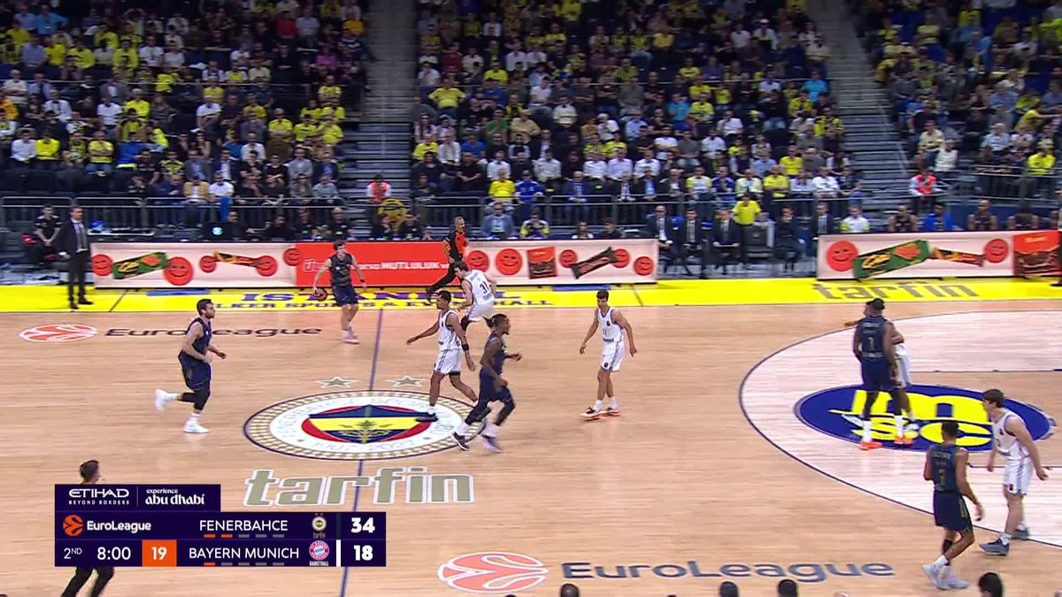 Marcus Bingham got HOPS! Don't even try and stop him 🤯 #MotorolaMagicMoment motorola I Fenerbahçe Tarfin Erkek Basketbol