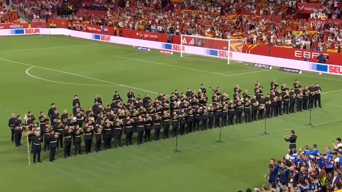 🇪🇸 La Banda Centuria Macarena interpreta el Himno de España en el Sánchez-Pizjuán poniendo a todo un país los pelos de punta. Marca Andalucía y Marca España. Orgullo andaluz. ¡A por la victoria! #VamosEspaña