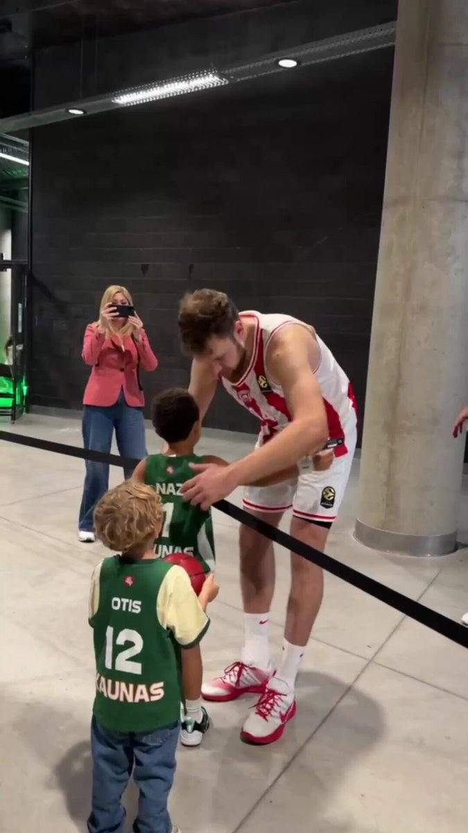 Sasha Vezenkov and Georgios Bartzokas catching up with Nigel Williams-Goss’ son Naz 🥺