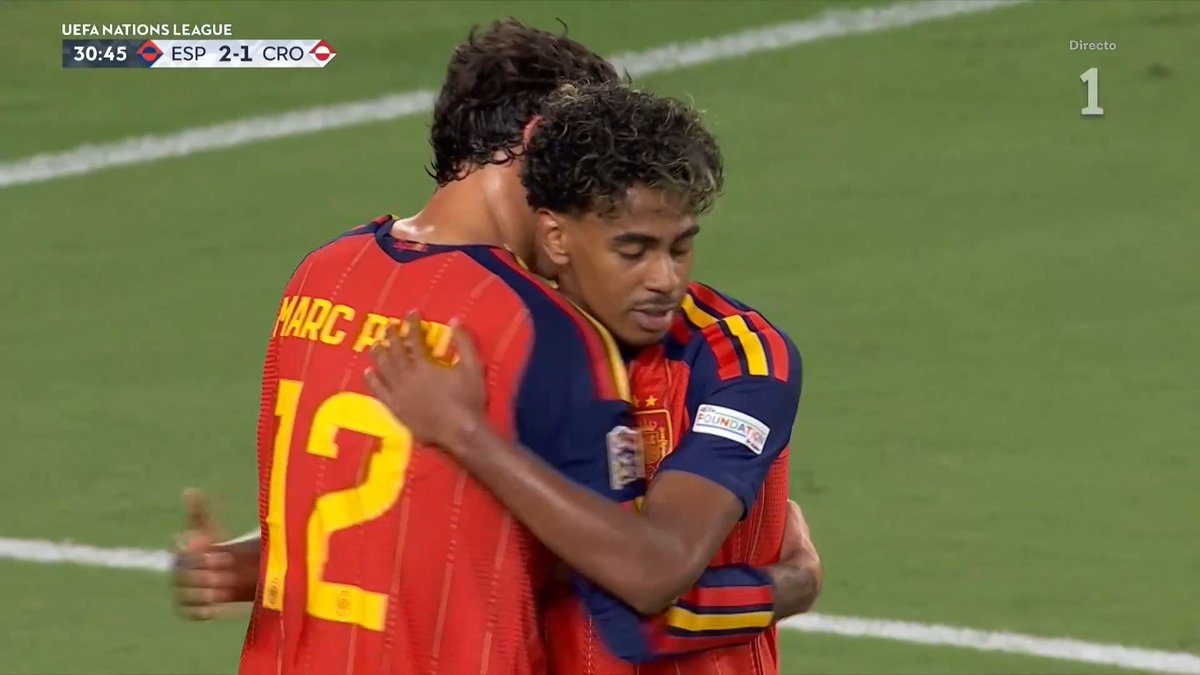 ¡¡Reacción inmediata!! España vuelve a adelantarse ante Croacia con un gol de Pubill a centro de Lamine (2-1) Sigue el partido de la #NationsLeague en DIRECTO en La 1 y RTVE Play ▶️ #SelecciónRTVE