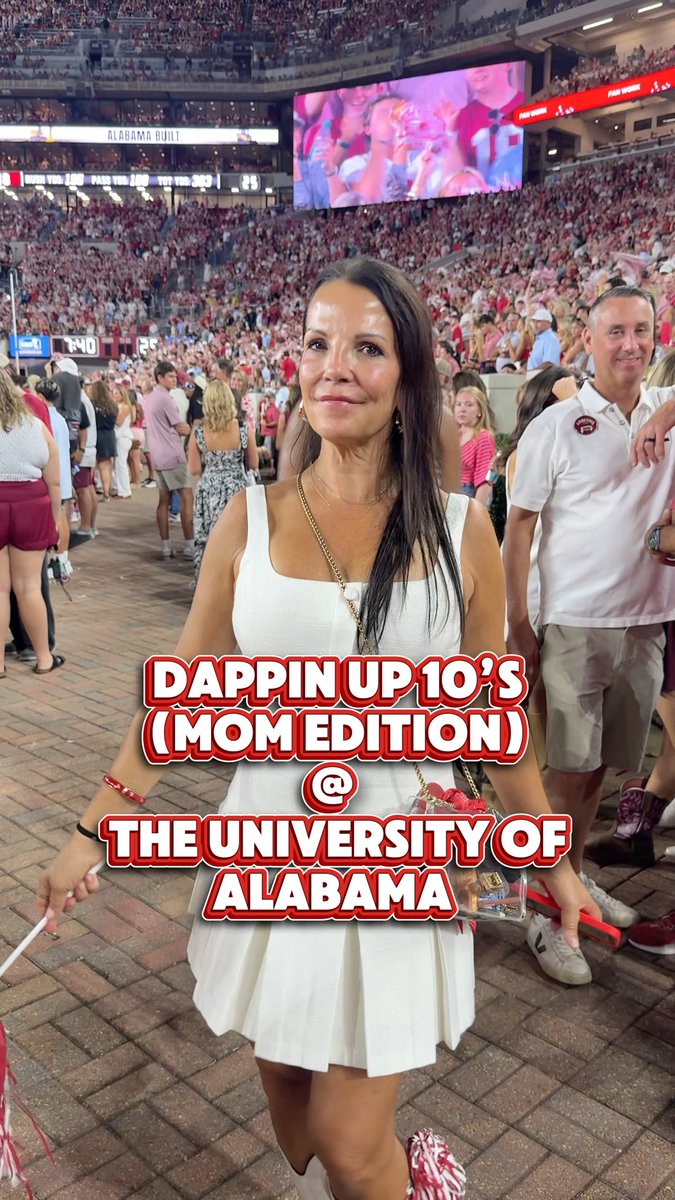 University of Alabama Moms showed out in Tuscalooosa. They had their best fits on for the bama game! Aging like fine wine 🍷