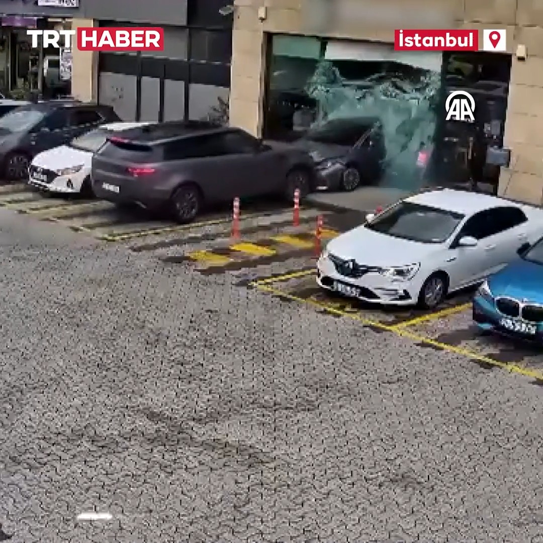 İstanbul'da fren yerine gaza basan otomobil sürücüsü, park halindeki bir aracı önüne katarak kafeye daldı. Kazada yaralanan olmadı.