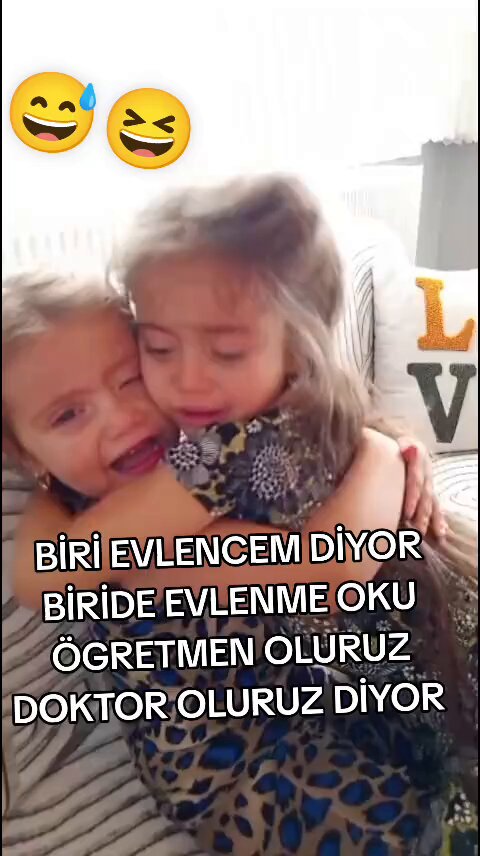 İki kız kardeşin birbirlerini ağlayarak ikna etmeye çalıştığı anlar izleyenleri güldürdü. Kardeşlerden biri evleneceğini söyleyince diğeri, “Evlenme, doktor veya öğretmen olabiliriz” diyerek onu evlenmemesi için ikna etmeye çalıştı.