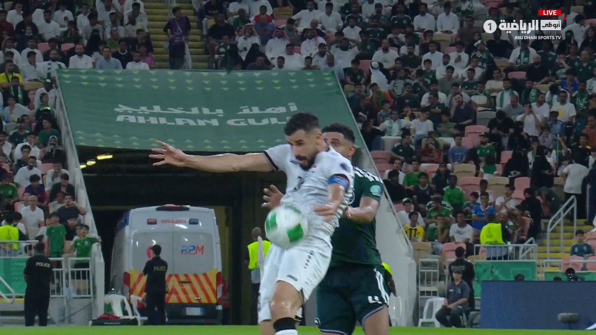 اللقطة التي تحصل فيها أيمن حسين على البطاقة الصفراء الأخيرة للمنتخب العراقي... بطاقة أصبحت حديث الجميع بعد تعقيدات حسابات التأهل.. خليجي27