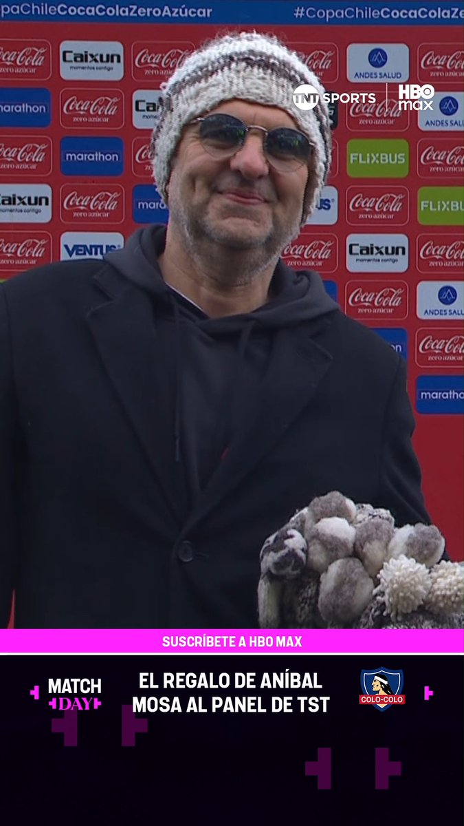 🤣🎁🛩️ ¡Esperemos que lleguen todos! En la previa del partido entre Deportes Puerto Montt y #ColoColo, Anibal Mosa le regalo 10 gorros típicos de la zona sur al panel de #TSTxTNTSports, y Dani Arrieta fue el primero en usarlo. ¡Disfruta de la #CopaChileCocaColaZeroAzúcar 2026! Suscríbete a #TNTSportsenHBOMax 📲