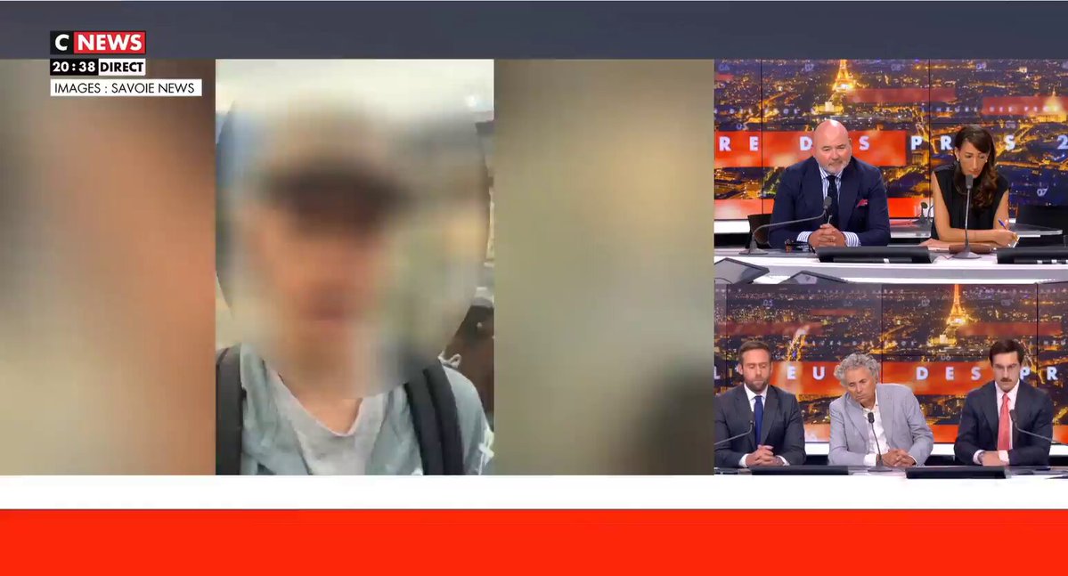 Ce lycéen manifeste car ses conditions de travail doivent changer, ils sont 25 par classe. Il espère quoi, qu'on lui paye des cours particuliers? On est mal barré avec ce genre d'abruti.