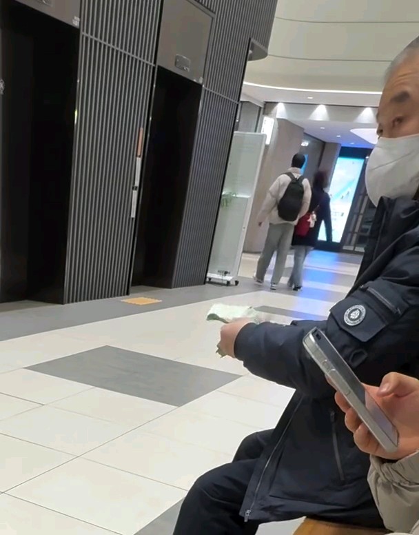 電車や駅のベンチで札束をパタパタさせてマウント取ってる老人がいたんだけど、正気?🤦♂️ お金があるなら静かに使えばいいのに、公共の場で承認欲求をこじらせてるの痛すぎる。 「金持ち」じゃなくてただの「自己満」でしょ。周りの迷惑も考えられないのかな?