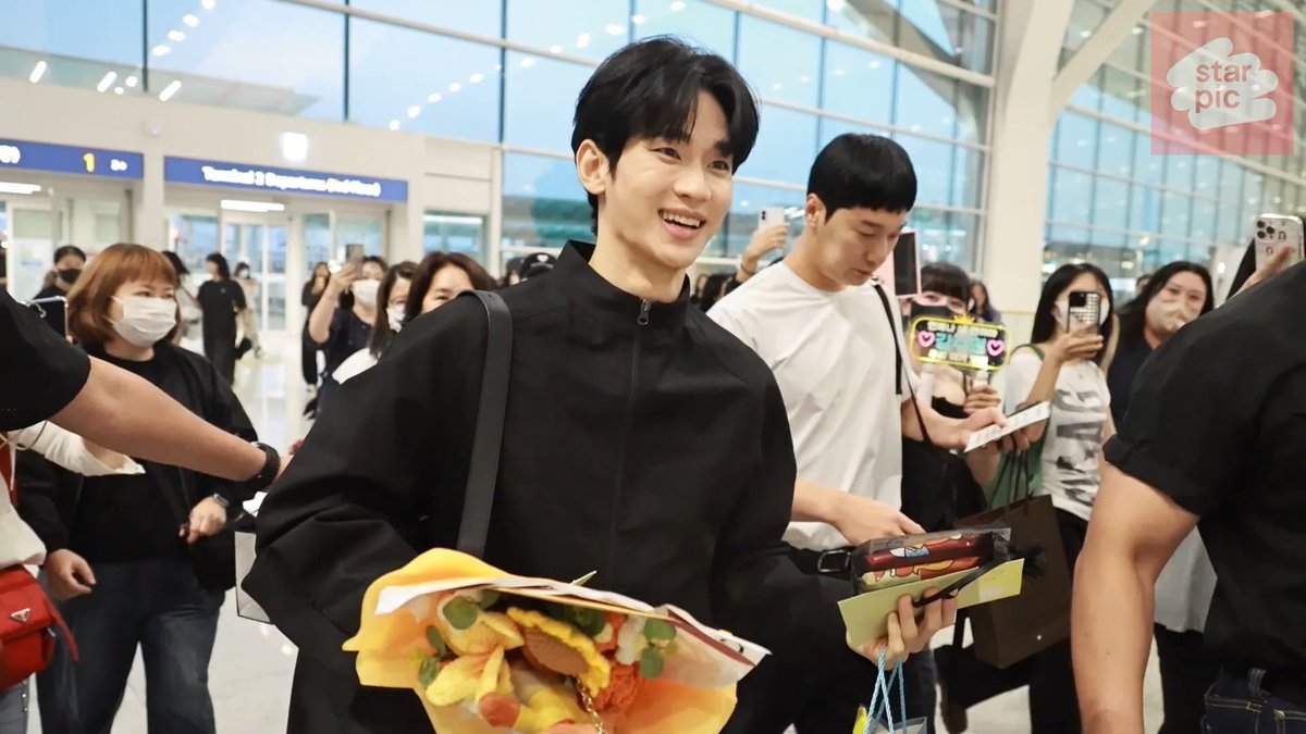 [VID] #KimSoohyun departs from Incheon Airport for his fan meeting in Manila <#OURFOREVERWITHYOU>