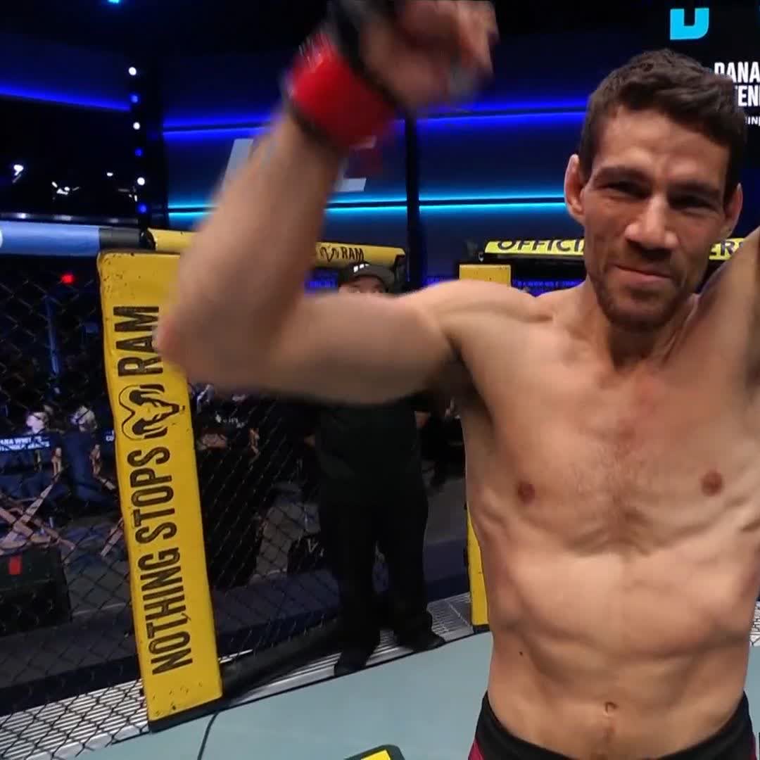 Victoria para Perú 🇵🇪 Victoria para Ian Escuza por la vía del TKO 👏🏻 #DWCS | Ver en vivo por Paramount+ Deportes