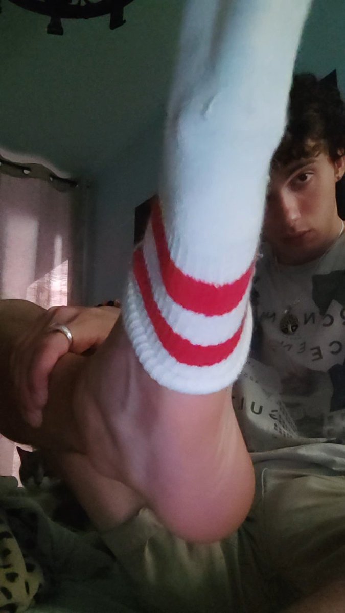 Try not to smell 🧦👣