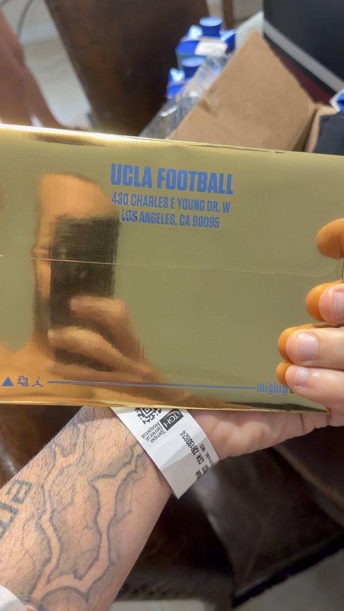 Thank you UCLA Football and Robert Chesney for the absolutely 🔥 care package!! Got a whole lot of 🐻 fans down here in Tampa now!! #jumpman #bruins