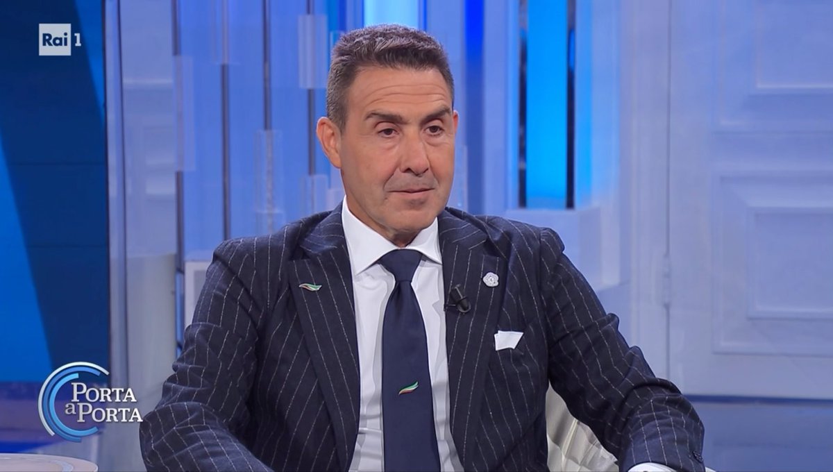 🔴 Il Gen. Roberto Vannacci a Porta a Porta, al cospetto di un pessimo Bruno Vespa, si è destreggiato benissimo, come un abile spadaccino, schivando tutte le frecciate e affondando il colpo mortale con il sorriso. Sarà un grande Presidente del Consiglio, altro che Meloni! Non vedo l’ora. 🇮🇹 Su Vespa non c’è più nulla da dire. Un giornalista al tramonto, servitore ossequioso del potere, terrorizzato dall’ascesa di Vannacci, a cui per poco non scoppiava il fegato. E poi dicono che Vannacci sia un “uomo di sistema”… #MissAspen e il suo governo SONO il sistema! Guai a Vannacci se un giorno vorrà farle da stampella. Perderebbe tutto, pure l’onore. #MaipiùMeloni