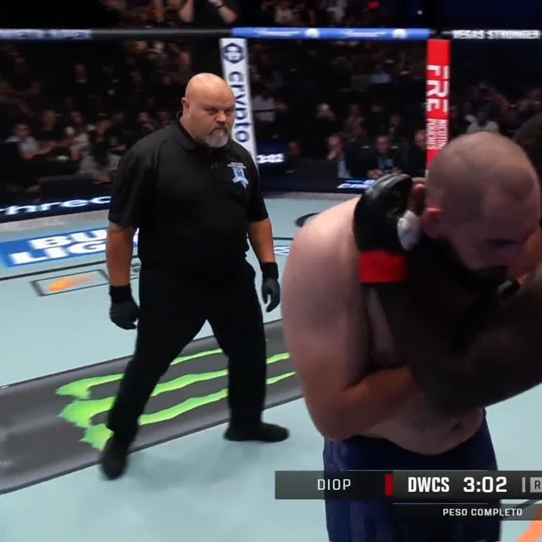 LO ACABOOOOÓ 💥 Adama Diop hizo mucho daño a su rival y termina la pelea en el segundo round ‼️ #DWCS | Ver en vivo por Paramount+ Deportes