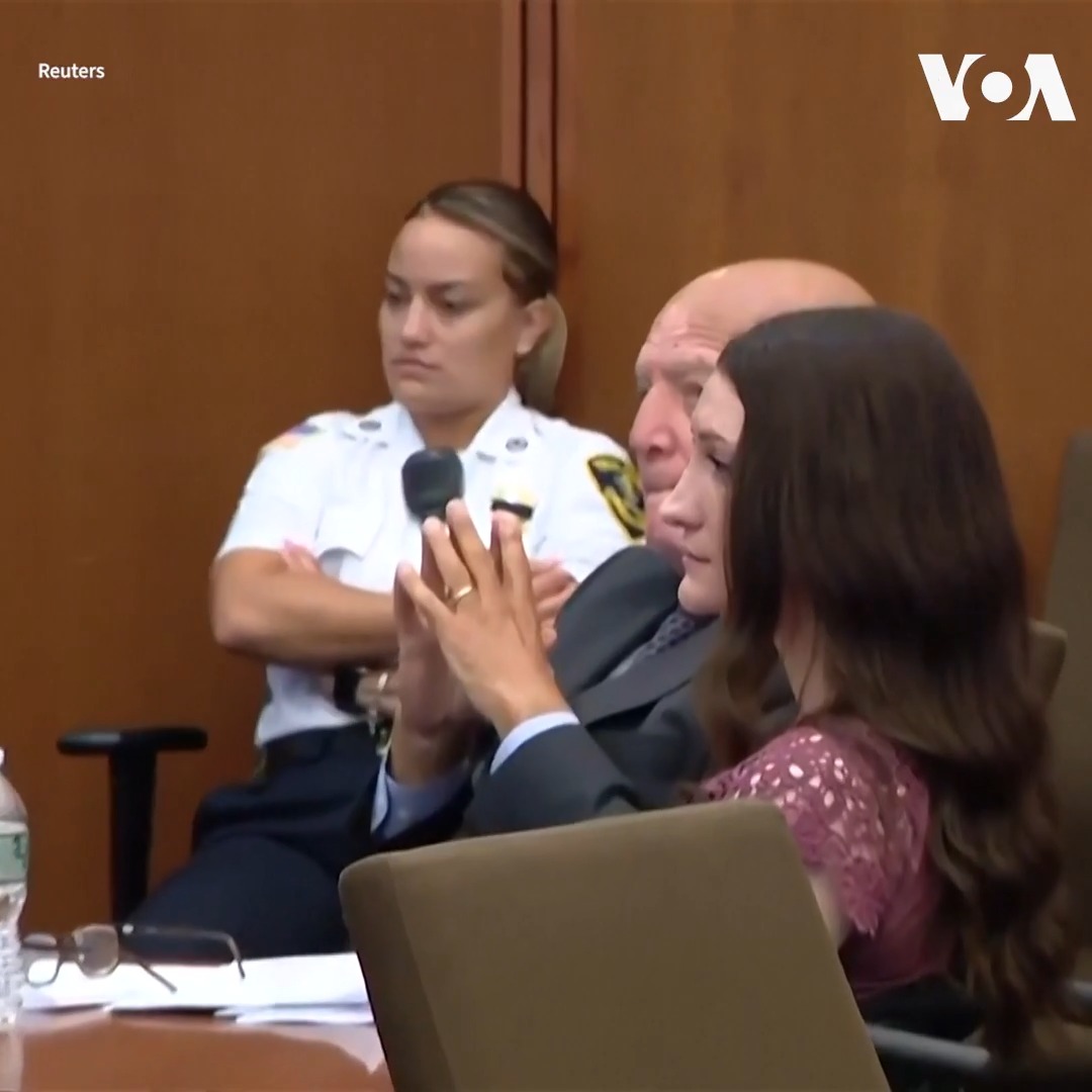 在美国社会高度关注的琳赛·克兰西(Lindsay Clancy)杀死三个亲生子女的案件中,马萨诸塞州普利茅斯高等法院9月29日举行了一场关键的听证。 检察官考虑是否对这个案件提出重新审判。辩护律师突然改变了策略,提出检方未能证实她在2023年杀害了自己的三个孩子。这一新策略偏离了之前的辩护策略,称她因精神疾病而不负刑事责任。此前,法官在9月4日宣布审判无效(流审),原因是12人陪审团中因一人反对无法达成无罪判决。目前检方面临多种选择,包括尝试达成认罪协议,或以较轻的二级谋杀罪名对克兰西进行重审。克兰西的律师团队已提交了一系列动议,试图阻止重审的可能性。 更多: