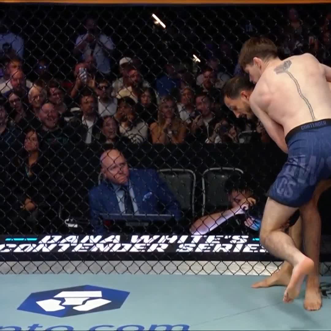 Vean este nocaut 👀 Brutal, Abushaar cae noqueado y George Staines gana la pelea en el primer round 🚨 #DWCS | Ver en vivo por Paramount+ Deportes