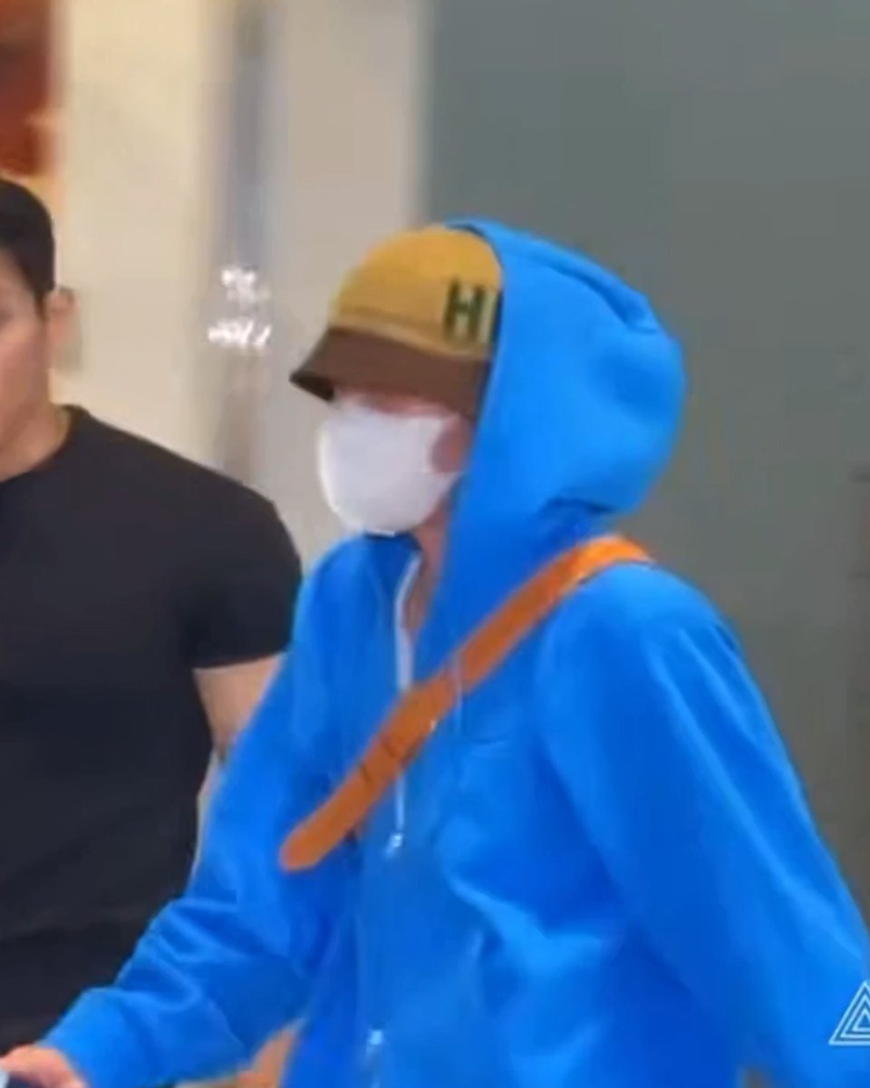 "the bathroom is over there" looks like hobi had to GO 😭