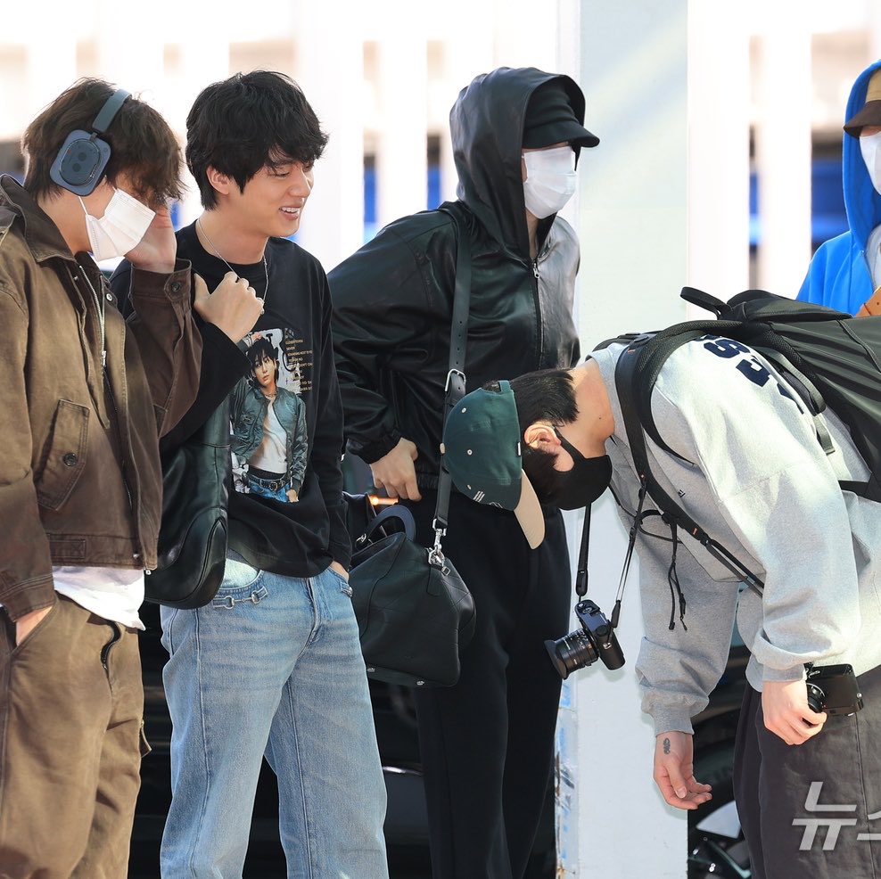 when jungkook realized seokjin was wearing his golden merch 😭