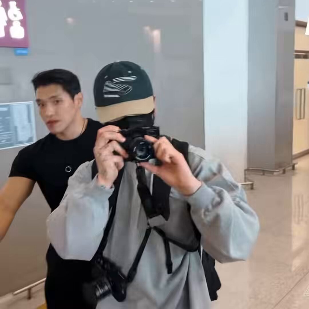 JUNGKOOK ESTÁS TRAYENDO COMO 4 CÁMARAS, DE AQUÍ SALES CON DIFERENTES VLOGS TURÍSTICOS 👏🏼, TENGO FE DE QUE GRABARÁS EN PERÚ 😭😭🇵🇪🇵🇪
