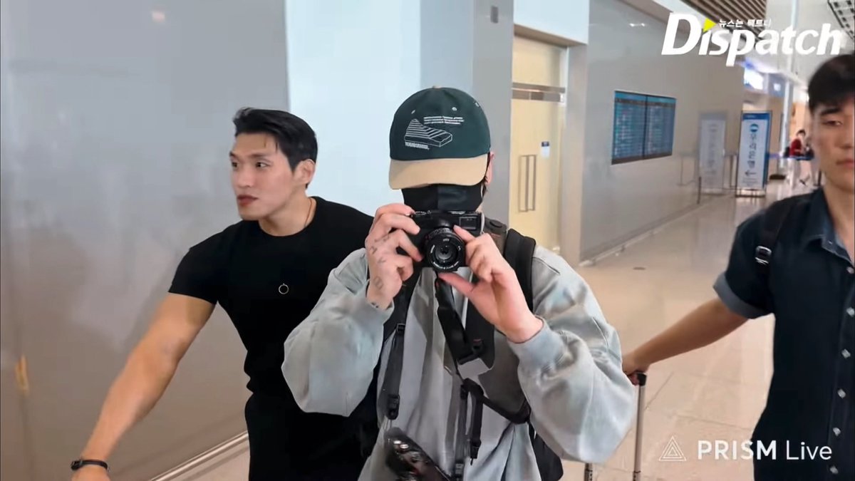 🧑🏻: *asks jungkook to take a picture of him* 🐰: *takes pictures of him* 🧑🏻: *poses happily* 🐰: 📸📸 👩🏻: jungkook-ssi~ me too~ 🐰: *takes a picture of her too*