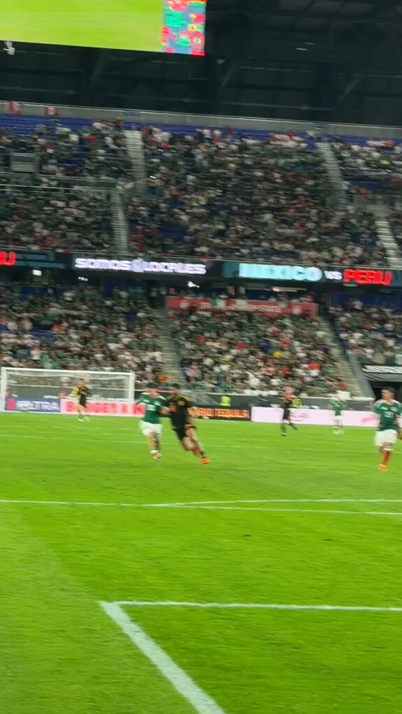 La definición exacta de pelear con todo cada pelota: Mateo Chávez ⚽️🔥🇲🇽 📹 Kevin R. Yu #LaEraDeRafa, nueva ilusión en la casa de nuestra Selección 💎: El 5, canal disponible en ViX