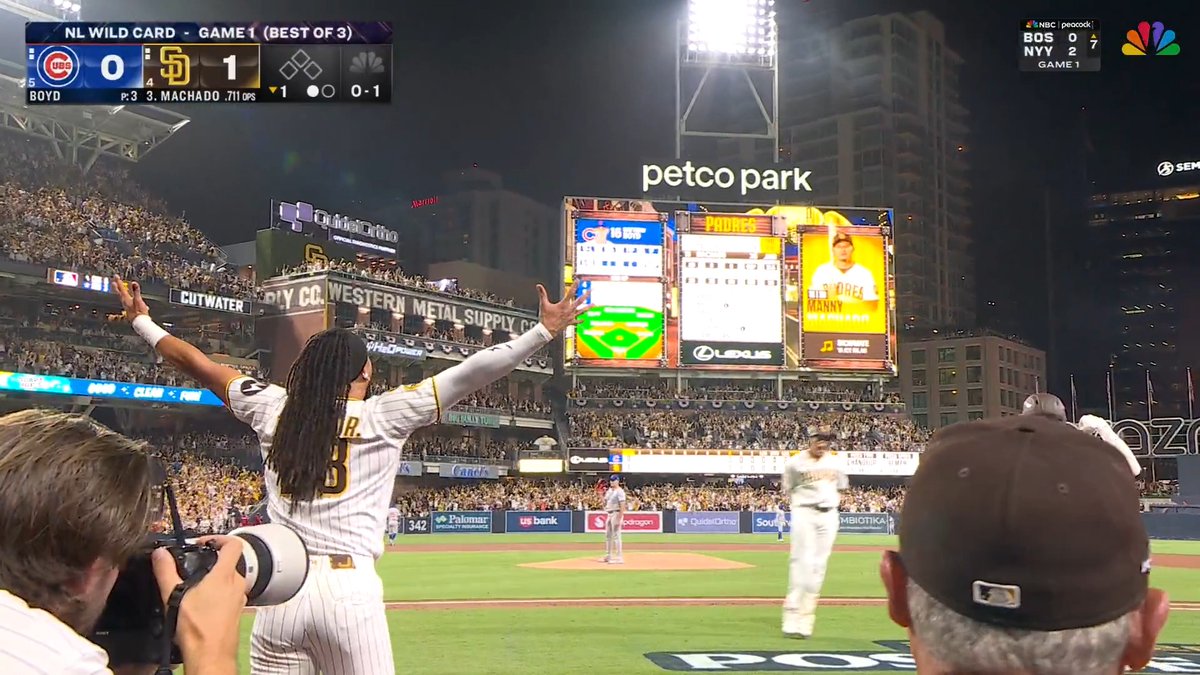 Manny Machado launches the 2nd Padres homer of the inning Petco Park is ROCKING!