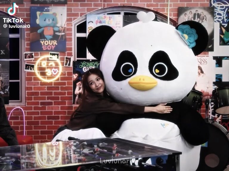 เวลาลูน่าอยู่กับฟิล์มแล้วมวลมันนุ่มนิ่มน่ารักไปหมด ลูน่าไม่เคยดื้อกับร้าชาเลย ฟิล์มเป็นแม่คนแล้วจริงๆ motherhood ทำใจฟูได้ขนาดนี้เลยหรอ 🥺