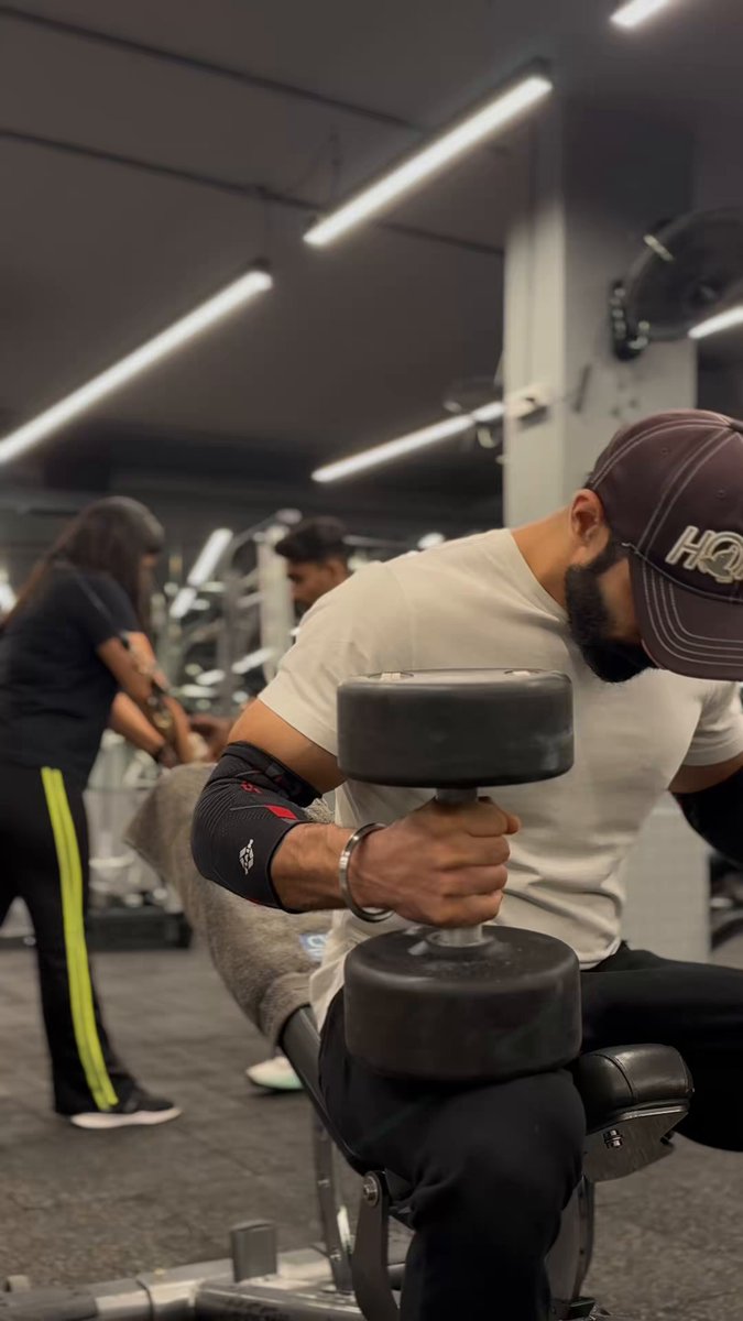 Incline DB Press is everyone’s FIRST LOVE among Chest exercises. I thought about it a lot. It was humbling at first because I had to drop 10 Kgs/22 Lbs. But Boy do you work your Upper Chest properly without risking pain and injury to your shoulders. NEUTRAL GRIP on INCLINE DB PRESS👍🏻