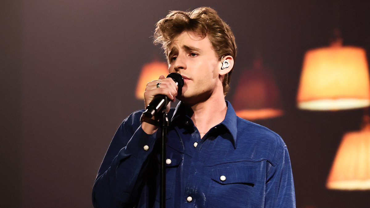 Magnus Ferrell performs "Asleep Talking" in his TV debut! Watch the full performance ⬇️ #FallonTonight