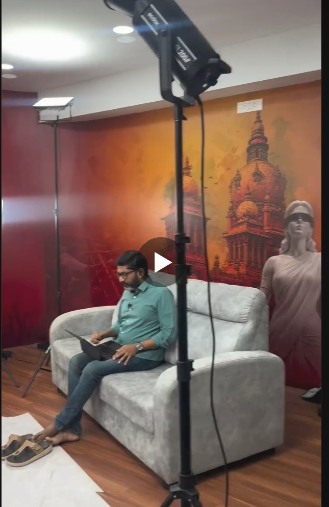 என்ன கைதுன்னு சொன்னாங்க மாலதி ஜாலியா ஆப்பிள் தருது எல்லாருக்கும். கைது மீண்டும் விடுதலையா
