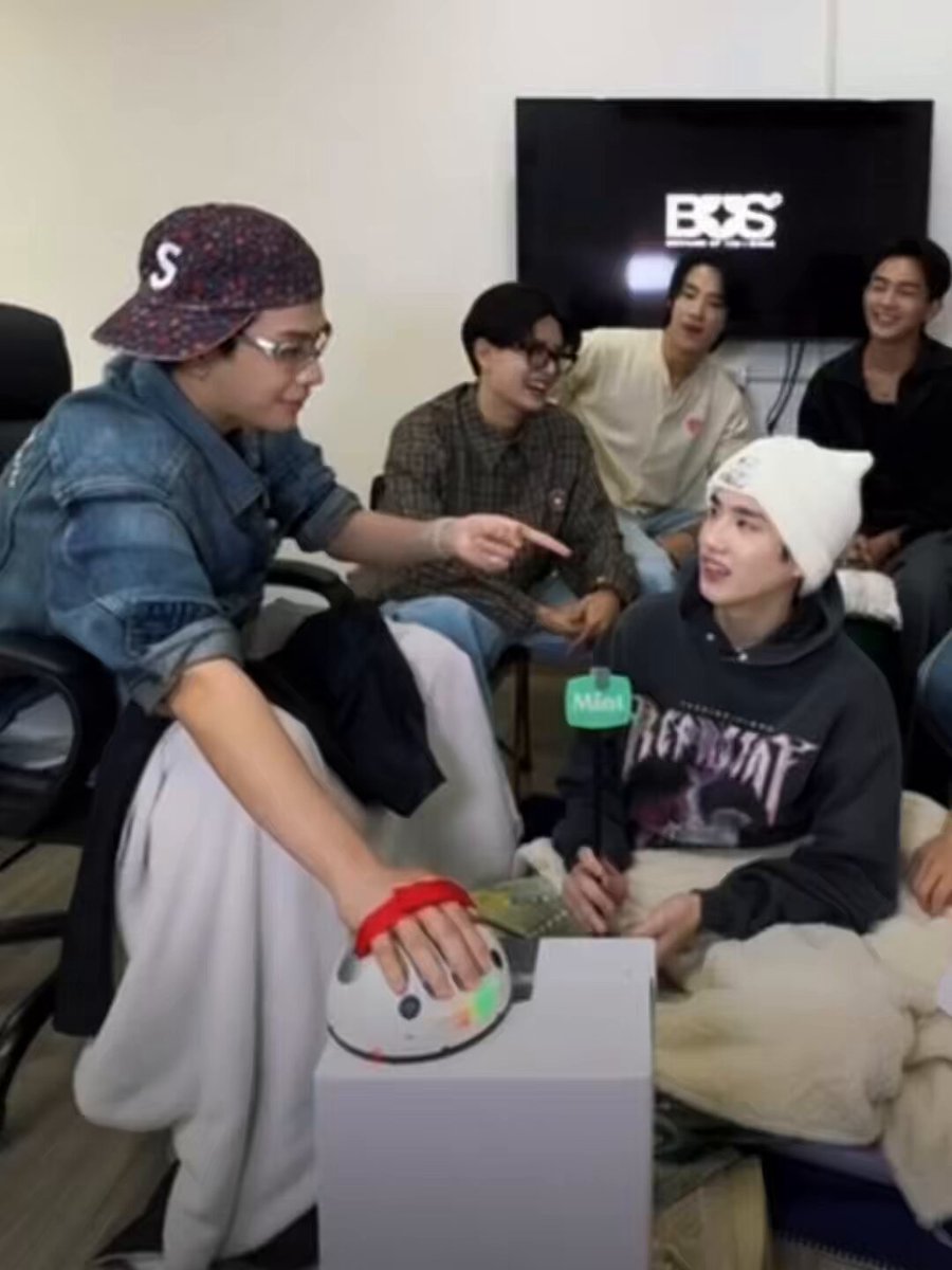 ทีมงานจะกดเครื่องก่อน ไทย : หึยอย่าเพิ่ง ย๊ายยยยย!!!เรียนไรๆ!! ภู : เรียนพิเศษ! ไทย : พิเศษไม่เคยอะ ไทยกลัวมากจริงๆอ่ะ555555555555ขำจะเดรส55555555555 #THAIchayanon #PHUTATCHAI #BUSxMintLive #ออกเดินทางบั้ม2ไปกับพี่บัส