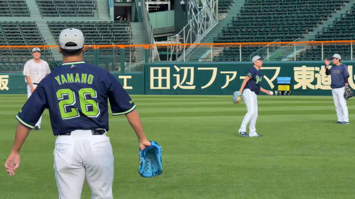 甲子園球場には #石川雅規 投手の姿 左腕の後輩 #山野太一 投手とキャッチボールで汗を流しています💪✨ #swallows #燕心全開