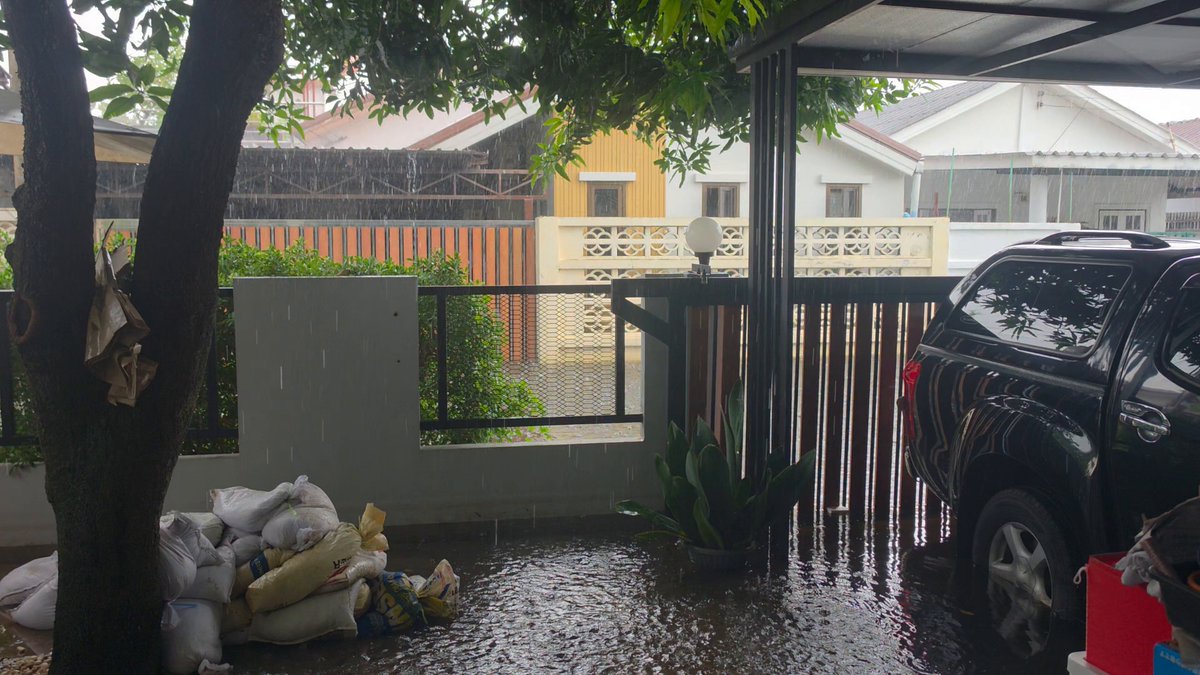 พอแล้วมั้ย ฝนจ๋า จะซ้ำเติมกันอะไรนักหนาเนี่ย 🌧 #น้ำท่วมกทม69 #รามคำแหง #สะพานสูง #ซอยมีสทีน